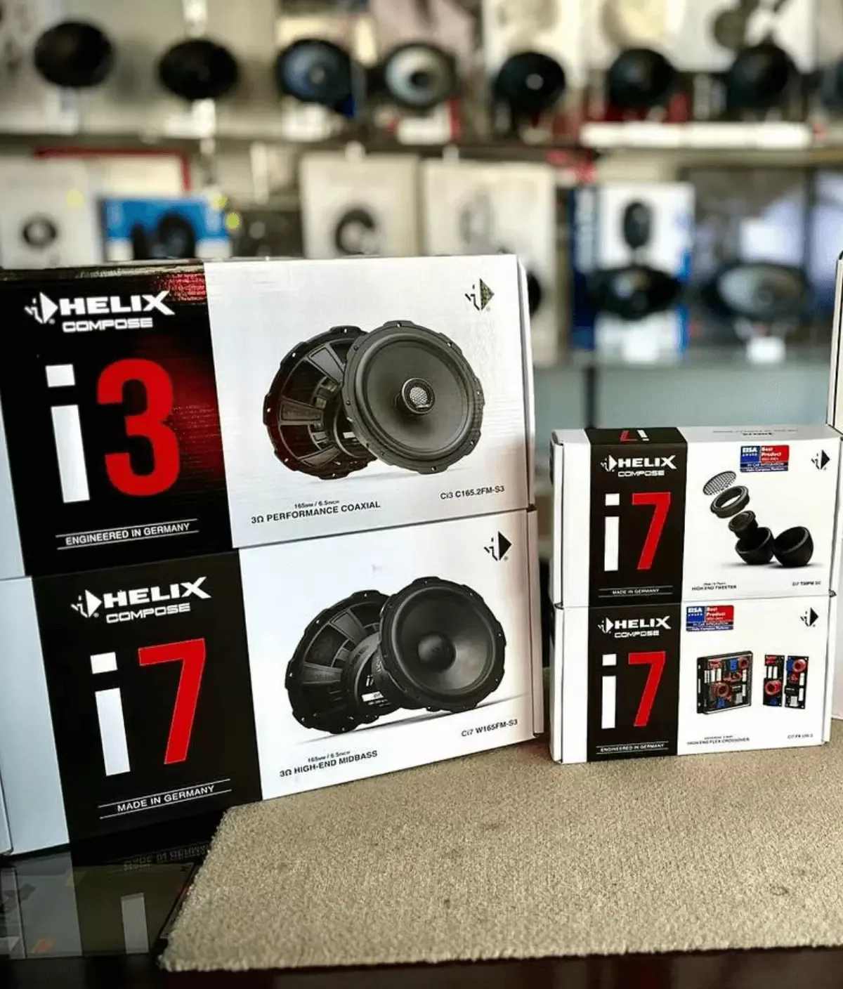 Zestawy HELIX – głośniki HELIX Compose i3 przed salonem Audio Car – zdjęcie 3