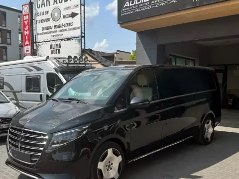 Mercedes klasy V – nagłośnienie i multimedia w czarnej i białej V-Klasie – zdjęcie 1