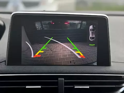 Peugeot 5008 – kamera cofania z liniami na ekranie