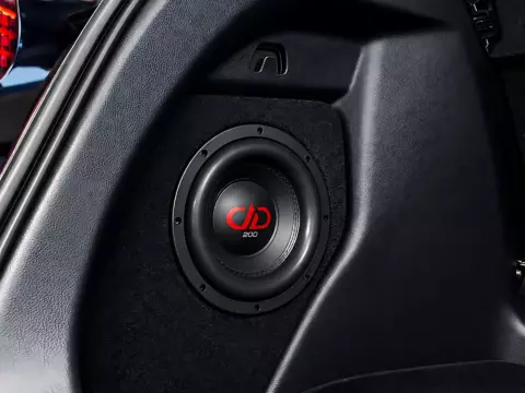 Subwoofer DD Audio – subwoofer w gotowej skrzyni w bagażniku
