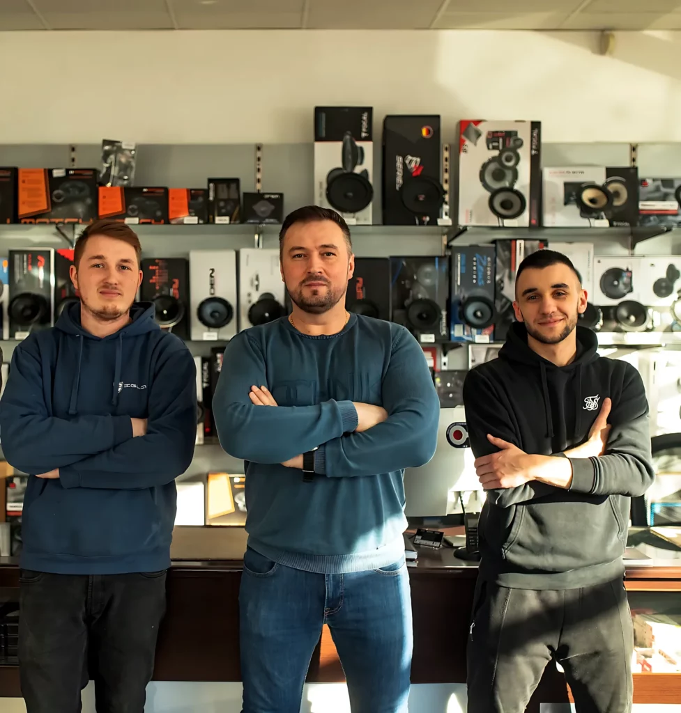 Zespół Audio Car w salonie w Kielcach – od lewej Mateusz, Tomasz i Dawid