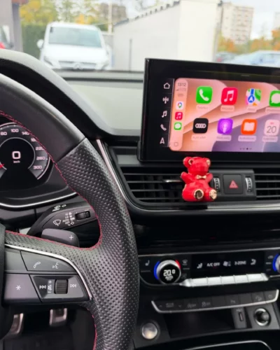 Audi – ekran startowy Apple CarPlay po aktywacji, obok wirtualny kokpit