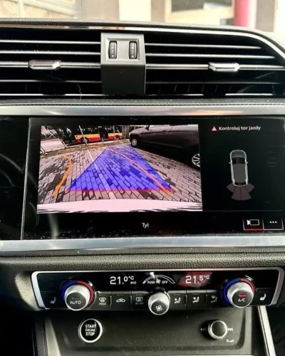 Audi Q3 Sportback – obraz z kamery cofania i czujników na fabrycznym ekranie