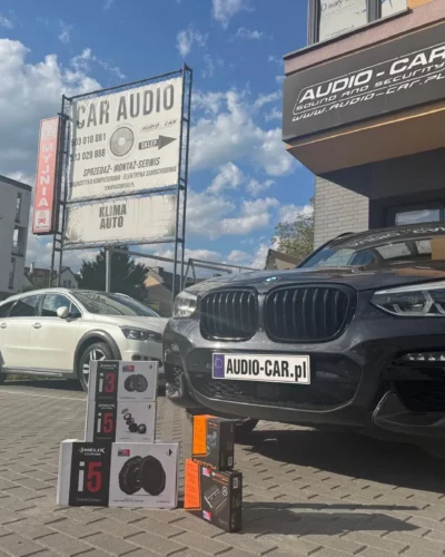 BMW X3 G01 przed salonem z zestawem HELIX i MATCH