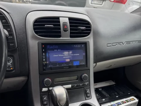 Chevrolet Corvette C6 – stacja 2-DIN w konsoli
