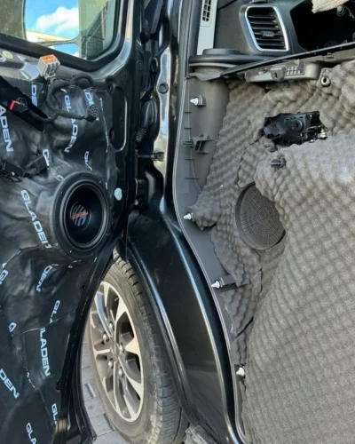Ford Transit Custom – drzwi i słupek wyklejone matą GLADEN