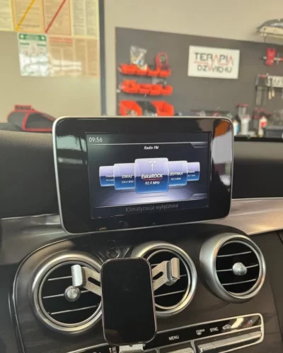 Mercedes klasy C – fabryczny ekran przed wymianą