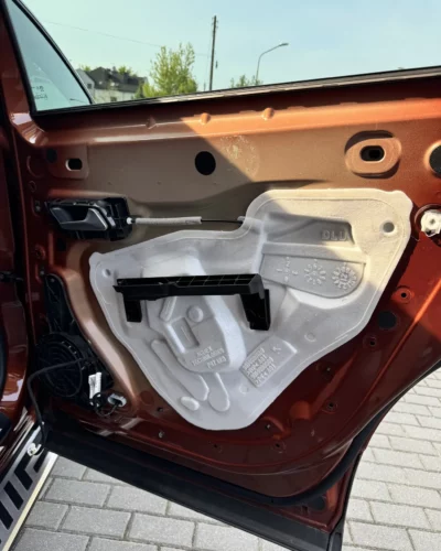 Peugeot 5008 – tylne drzwi przed wygłuszeniem, fabryczna osłona