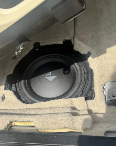BMW serii 3 Cabrio E93 – subwoofer w fabrycznym miejscu pod fotelem