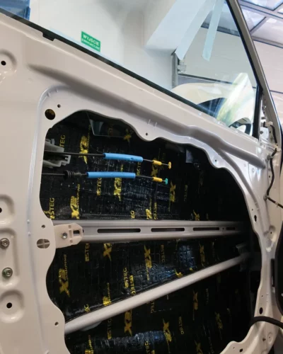 Wygłuszenie drzwi – Te same drzwi po wyklejeniu matami aluminiowo-butylowymi