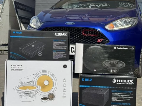 Ford Fiesta ST przed warsztatem z zestawem HELIX, Focal i Rockford Fosgate