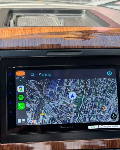 Ford F-150 – stacja 2-DIN z Apple CarPlay w drewnianej desce