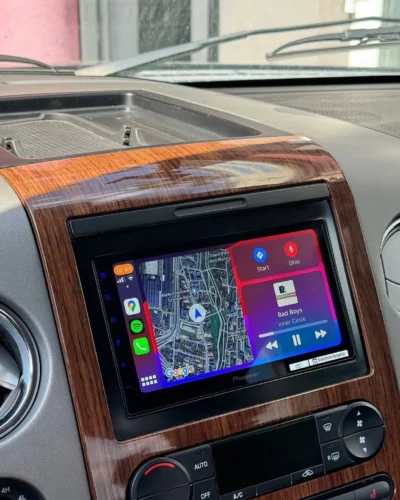 Ford F-150 – szerszy kadr deski z nową stacją