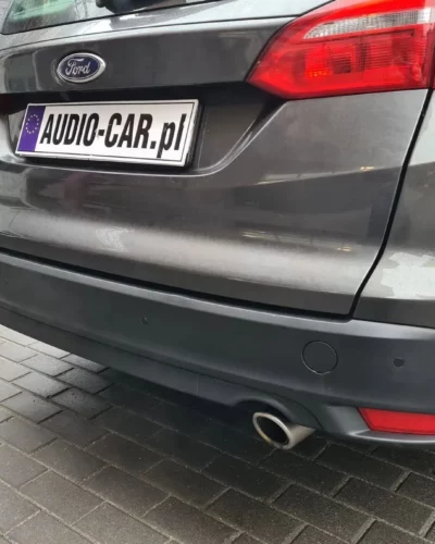 Ford Focus kombi – tylny zderzak z czujnikami parkowania