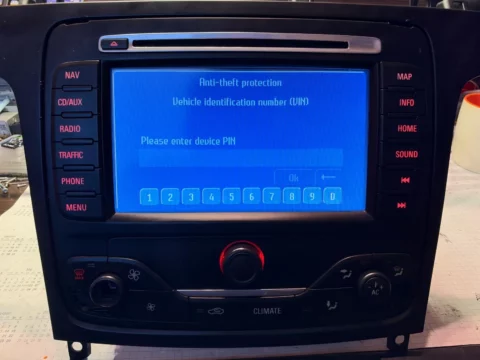 Radio Ford z nawigacją zablokowane – ekran prosi o kod PIN