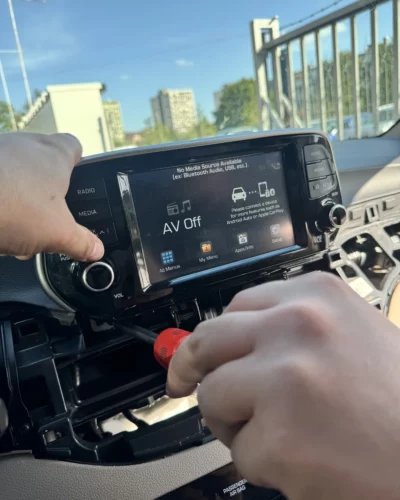 Hyundai Tucson – montaż stacji w desce