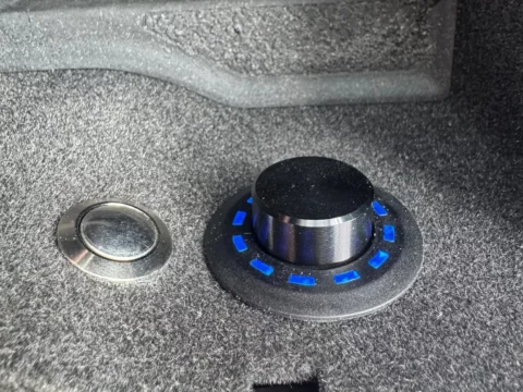 Jaguar XK – pokrętło pilota wbudowane w panel