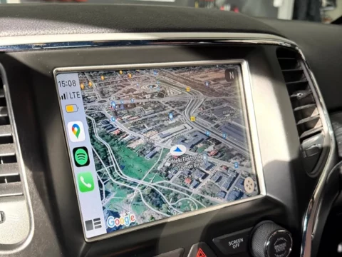 Jeep Grand Cherokee – duży ekran z Apple CarPlay w desce