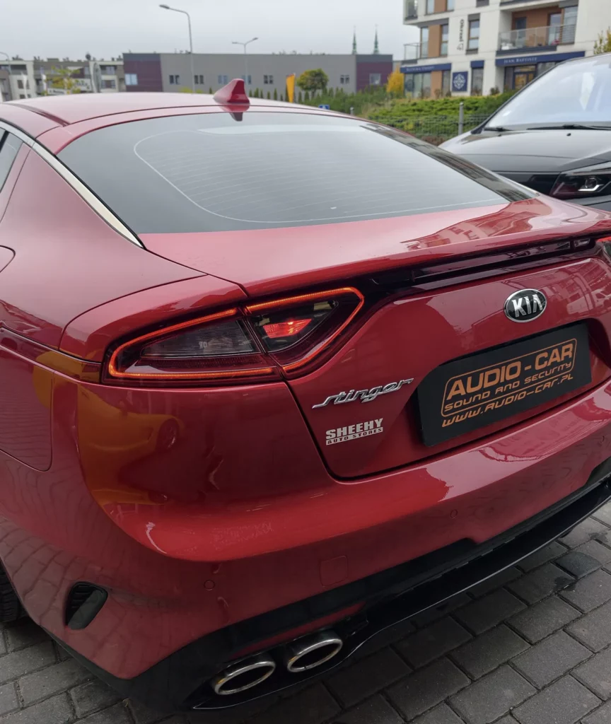 Kia Stinger sprowadzona z USA – widok z tyłu, po konwersji w Audio Car