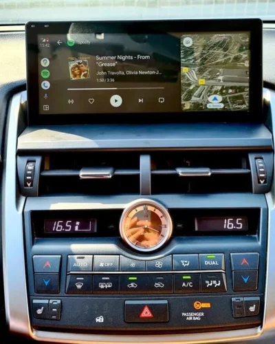 Lexus NX – szeroki ekran z Apple CarPlay nad konsolą