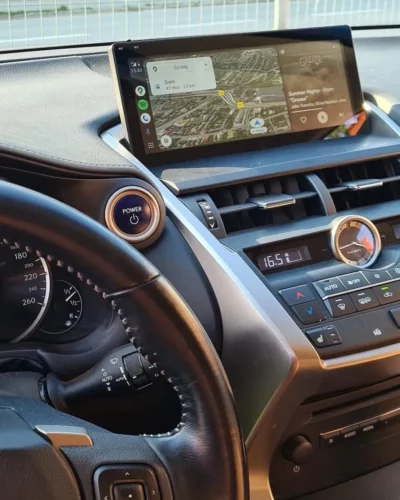 Lexus NX – ekran widziany z miejsca kierowcy