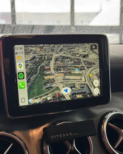 Mercedes GLA – Apple CarPlay z mapą na fabrycznym ekranie