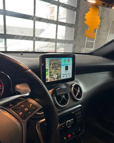 Mercedes GLA – kokpit z CarPlay na ekranie