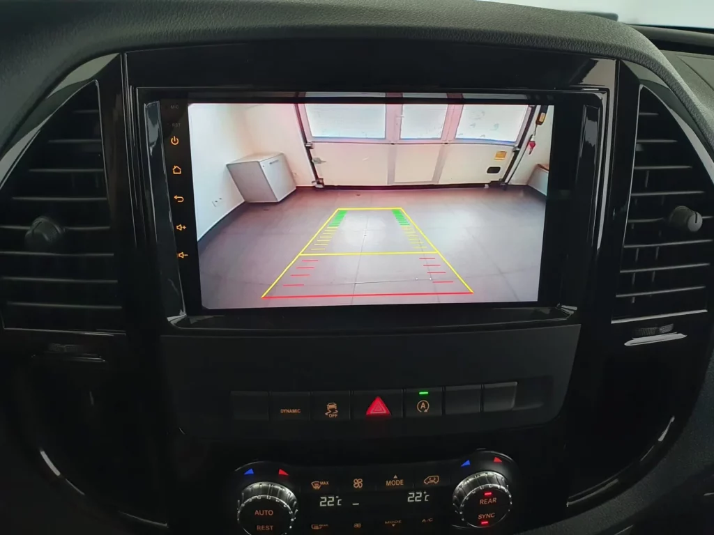 Mercedes Vito – obraz z kamery cofania z liniami na nowej stacji (nasz montaż)