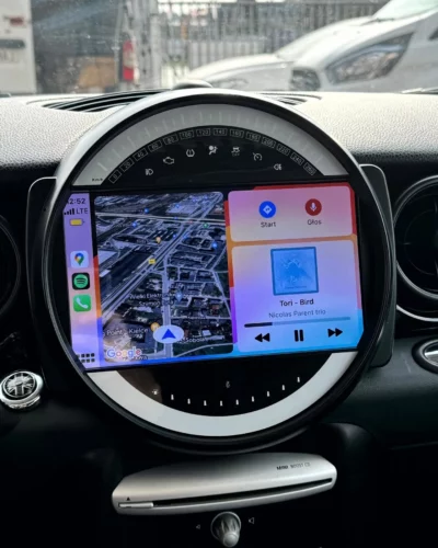 MINI – okrągła stacja z Apple CarPlay w miejscu centralnego zegara