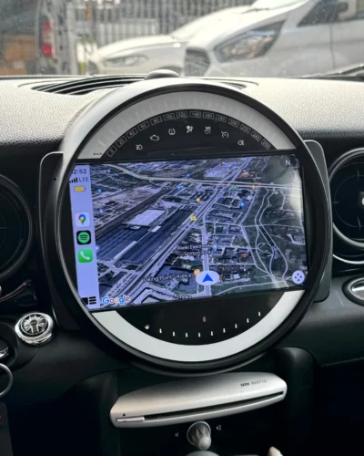 MINI – mapa satelitarna CarPlay, szerszy kadr deski