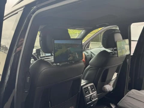 Mercedes GLS – dwa monitory zagłówkowe widziane z tylnych drzwi