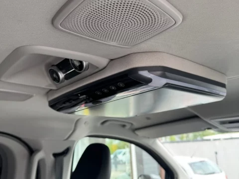 Ford Tourneo Custom – złożony monitor podsufitowy w zabudowie