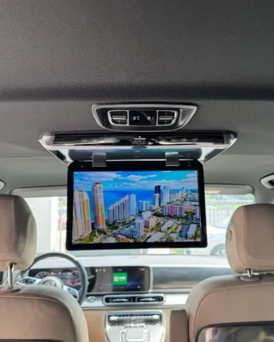 Mercedes klasy V – monitor podsufitowy w jasnym wnętrzu