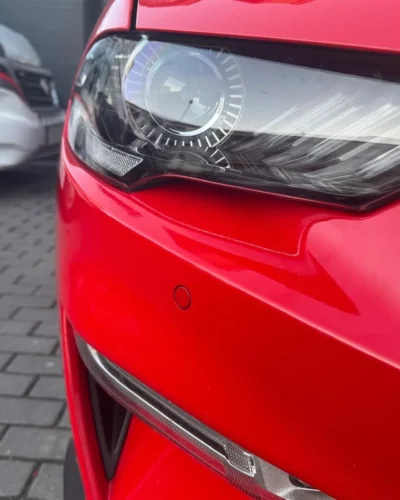 Ford Mustang – czujnik w przednim zderzaku pod reflektorem