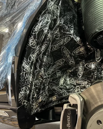 Wygłuszenie nadkoli – Mercedes – nadkole z matą Dynamat przy kolumnie zawieszenia