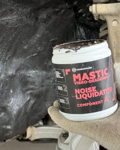 Wygłuszenie nadkoli – Masa wygłuszająca Noise Liquidator na nadkolu