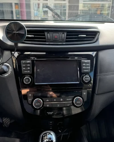 Nissan X-Trail – fabryczne radio z małym ekranem przed wymianą