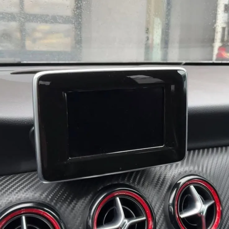 Mercedes-AMG A45 – fabryczny wyświetlacz i ekran 12″ – Przed