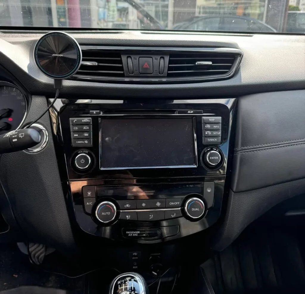 Nissan X-Trail – fabryczne radio i nowa stacja – Przed