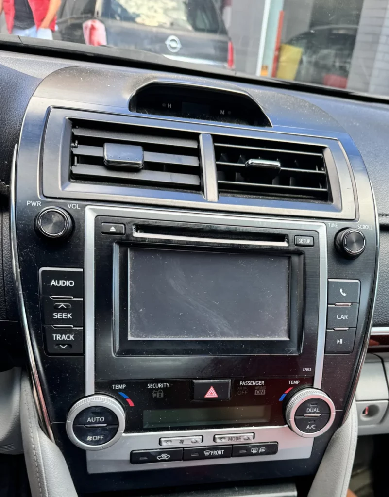 Toyota Camry – fabryczne radio i nowa stacja – Przed
