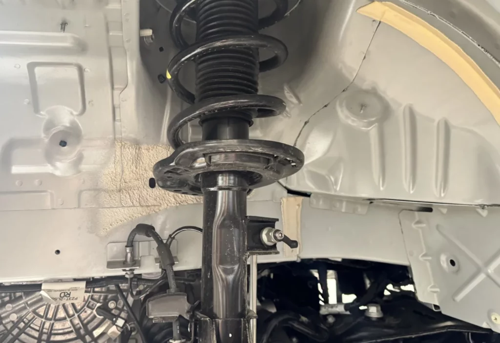 Volkswagen – przednie nadkole przed i po wyłożeniu materiałem – Przed