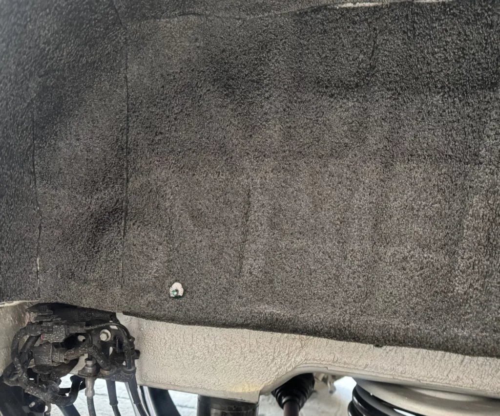 Volkswagen – tylne nadkole przed i po wyłożeniu materiałem – Po
