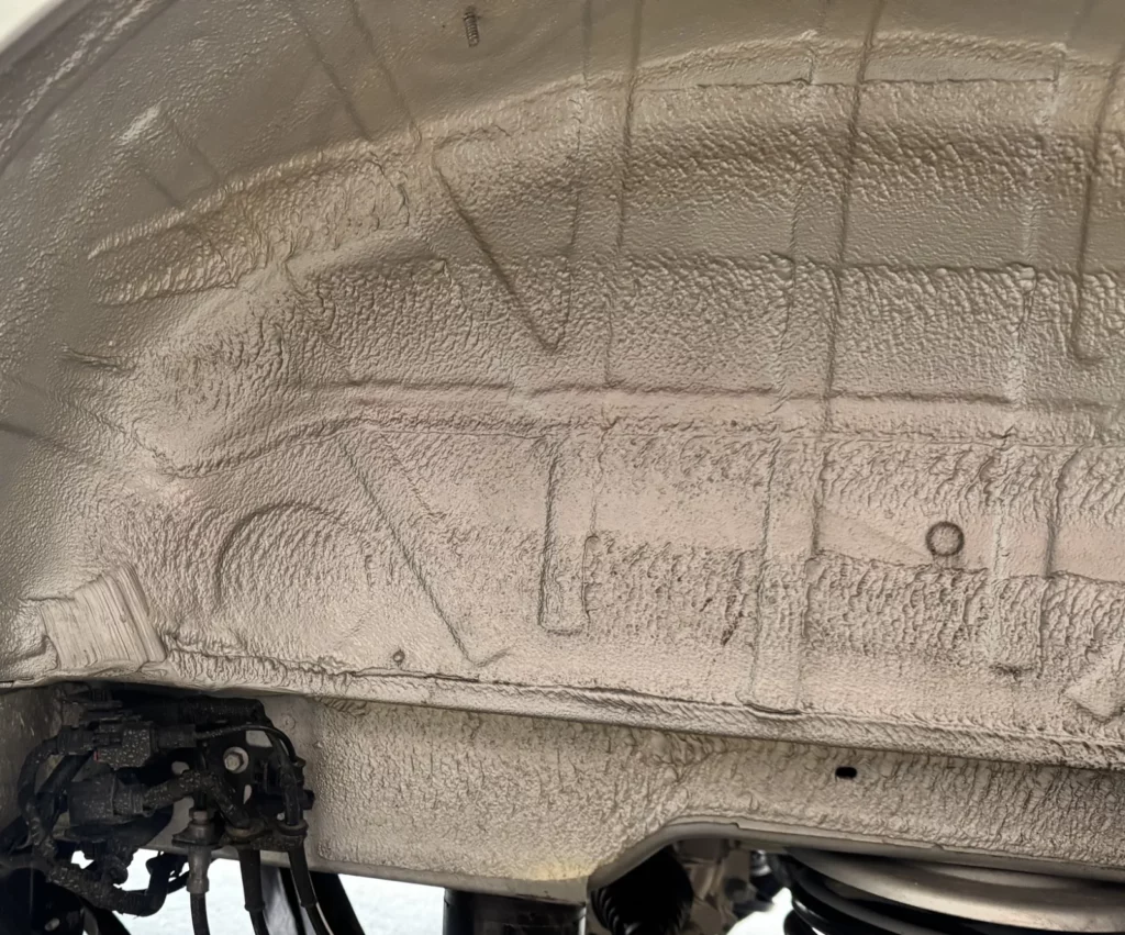 Volkswagen – tylne nadkole przed i po wyłożeniu materiałem – Przed