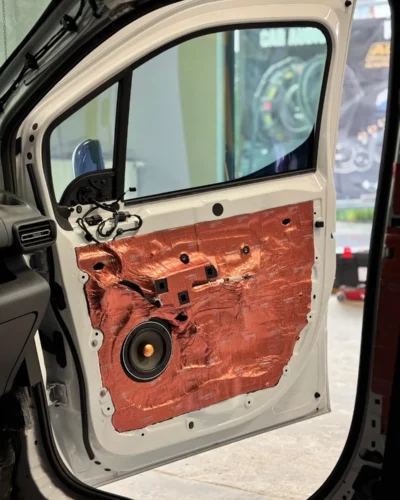 Toyota Proace City – drzwi przednie z matą i nowym głośnikiem
