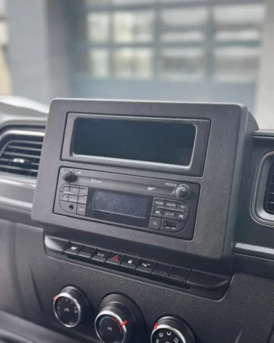 Renault Master – fabryczne radio 1-DIN ze schowkiem przed wymianą
