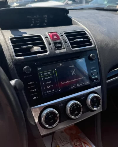 Subaru XV – fabryczny ekran przed wymianą