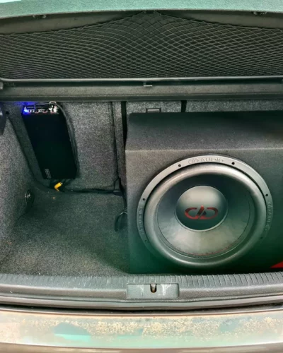 Subwoofery i zabudowy – Skrzynia subwoofera w bagażniku hatchbacka