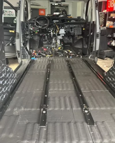 Volkswagen T6.1 California – podłoga z szynami wyklejona matą
