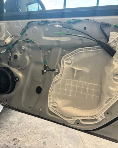 Toyota Corolla – drzwi przed wygłuszeniem z fabryczną membraną