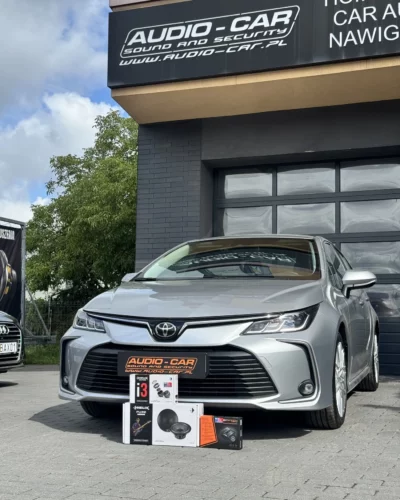 Toyota Corolla E21 przed naszym salonem z głośnikami HELIX i3